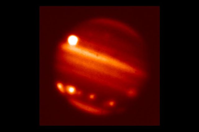 Jupiter in kosmischem Beschuss