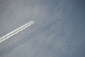 Flugzeug folgt eigenem Schatten